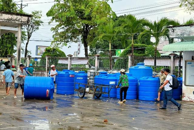 Công đoàn ACV trao tặng bồn trữ nước hỗ trợ người dân bị ảnh hưởng hạn mặn tại Cà Mau